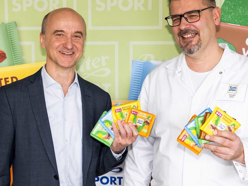 »Ritter Sport«-Geschäftsführer&nbsp;Wolfgang Stöhr und&nbsp;Standortleiter Michael Bock freuen sich über die Erweiterung des Sortiments.