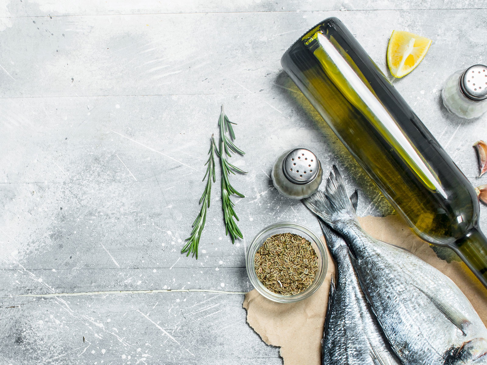 Alkoholfreier Wein und Fisch? So könnte es am Fastentisch aussehen.