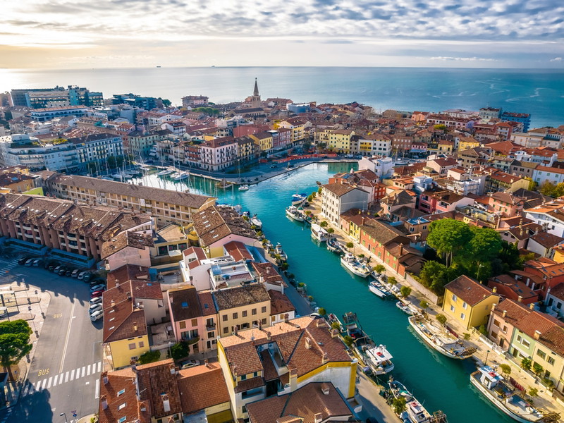 Grado punktet mit einer pittoresken Altstadt, malerischen Stränden und gehobener Gastronomie.