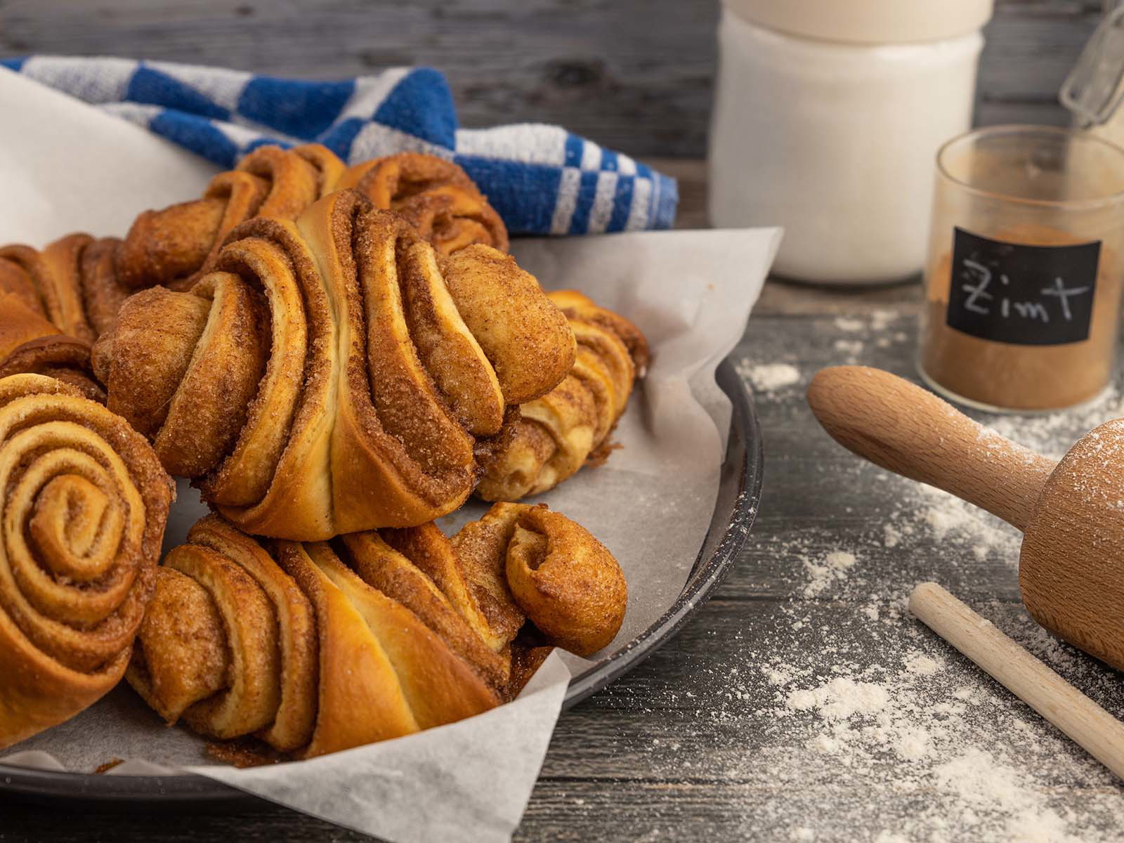 Zimt, Zucker und Butter sorgen für einen unverkennbaren Geschmack des Franzbrötchens.
