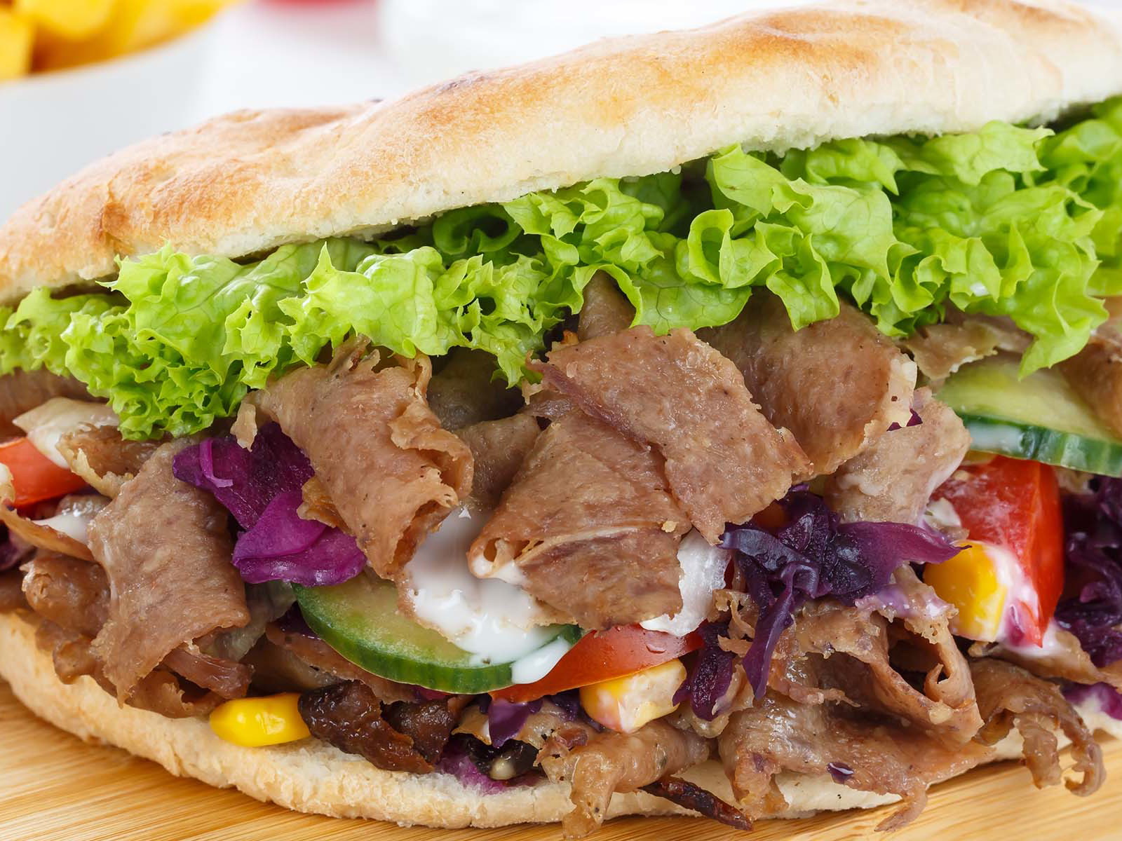 Rund ein Drittel der Deutschen isst mindestens ein Mal im Monat einen Döner.