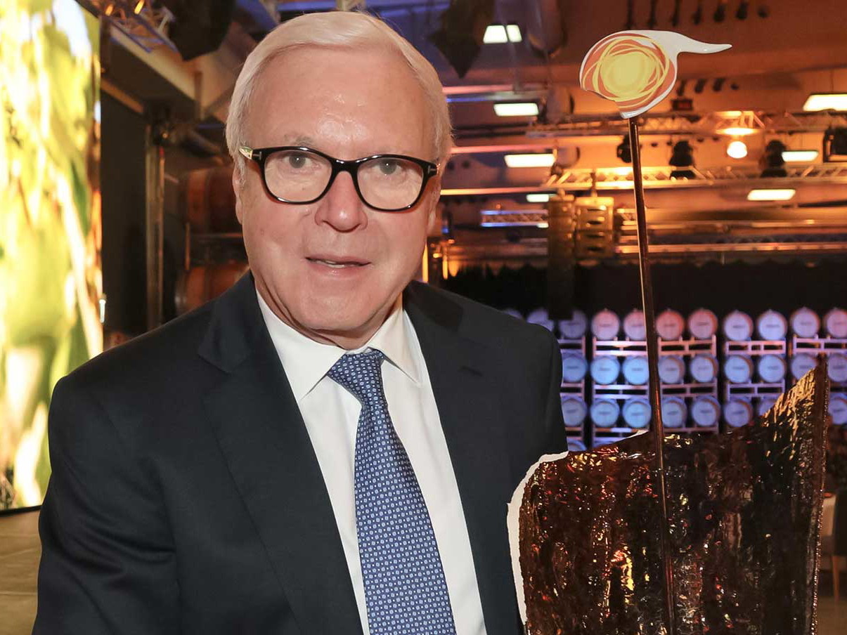 Gerhard Gucher wurde für sein touristisches Lebenswerk – vorerst – mit einer halben Trophäe ausgezeichnet.