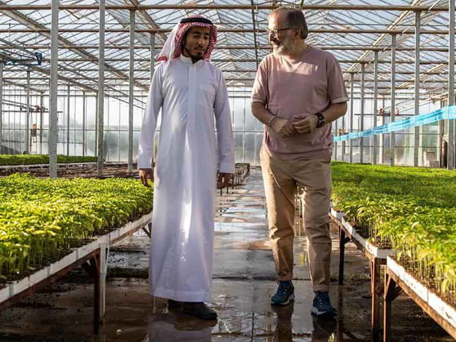 Starchef Norbert Niederkofler engagiert sich für das Stadt-Projekt NEOM in Saudi-Arabien.