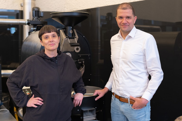 Barbara Bauer und »J. Hornig«-Geschäftsführer Thomas Schusteritsch vor dem Röster in der Siebensterngasse.