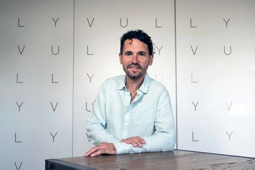 Seit vielen Jahren leitet Christian Vessaz das Weingut Cru de l’Hôpital am Fusse des Mont Vully.Dieses ist berühmt für seinen Traminer, der Teil der Mémoire des Vins Suisses ist.
