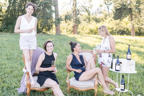 Die Winzerin Catherine Cruchon gemeinsam mit ihrer Freundin Margaret Griggs sowie ihren Cousinen Yaëlle und Laura Cruchon.