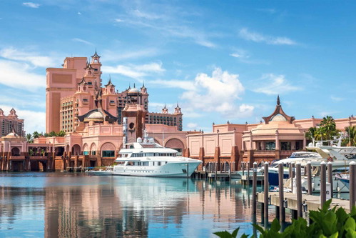 Das «Atlantis Hotel» auf Paradise Island (links) sticht da 
deutlich heraus. 