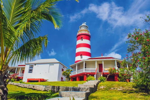 Ein Leuchtturm ist das unübersehbare Wahrzeichen auf Elbow Cay, einer kleinen Insel des Abaco-Archipels.