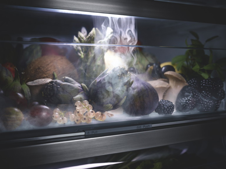 Der feine Sprühnebel der »PerfectFresh Active«-Technologie soll dazu beitragen, Lebensmittel länger frisch zu halten.