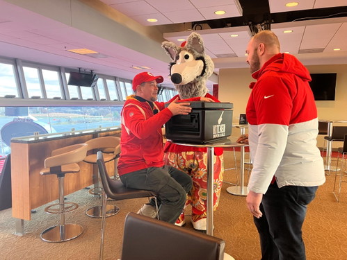V.l.: Tim Mälzer, K.C. Wolf, Mitchell Schwartz im Arrowhead Stadium der Kansas City Chiefs.