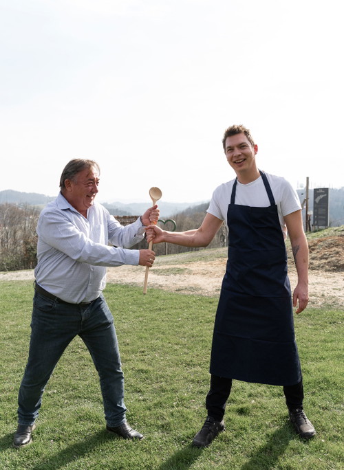 Hier übergibt der Vater den Löffel an den Sohn: Hannes und Markus Sattler.
