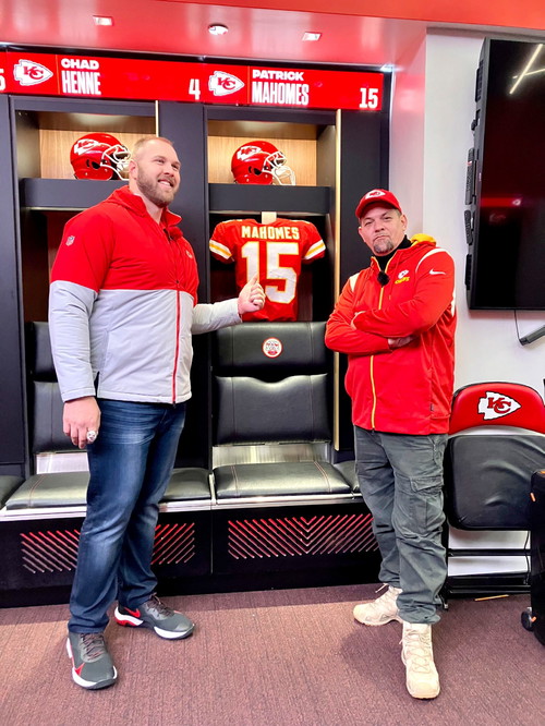 Mitchell Schwartz (l.) und Tim Mälzer im Arrowhead Stadium der Kansas City Chiefs.
