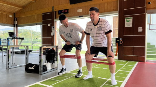 Nicklas Dietrich und Tim Mälzer (r.) in Marbella, Spanien.