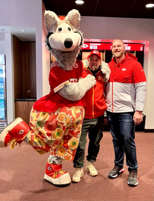 V.l.: K.C. Wolf, Tim Mälzer und Mitchell Schwartz im Arrowhead Stadium der Kansas City Chiefs.