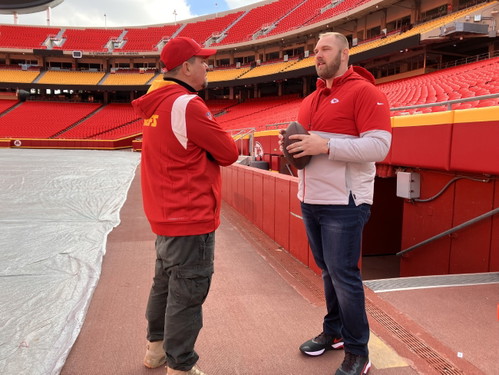 Tim Mälzer (l.) und Mitchell Schwartz im Arrowhead Stadium der Kansas City Chiefs.