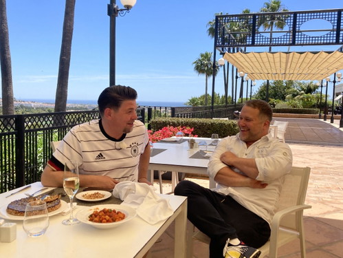 Tim Mälzer (l.) und Anton Schmaus in Marbella, Spanien.