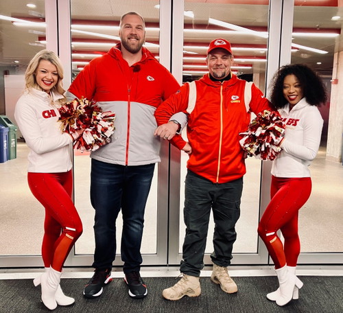 Mitchell Schwartz (l.) und Tim Mälzer im Arrowhead Stadium der Kansas City Chiefs.