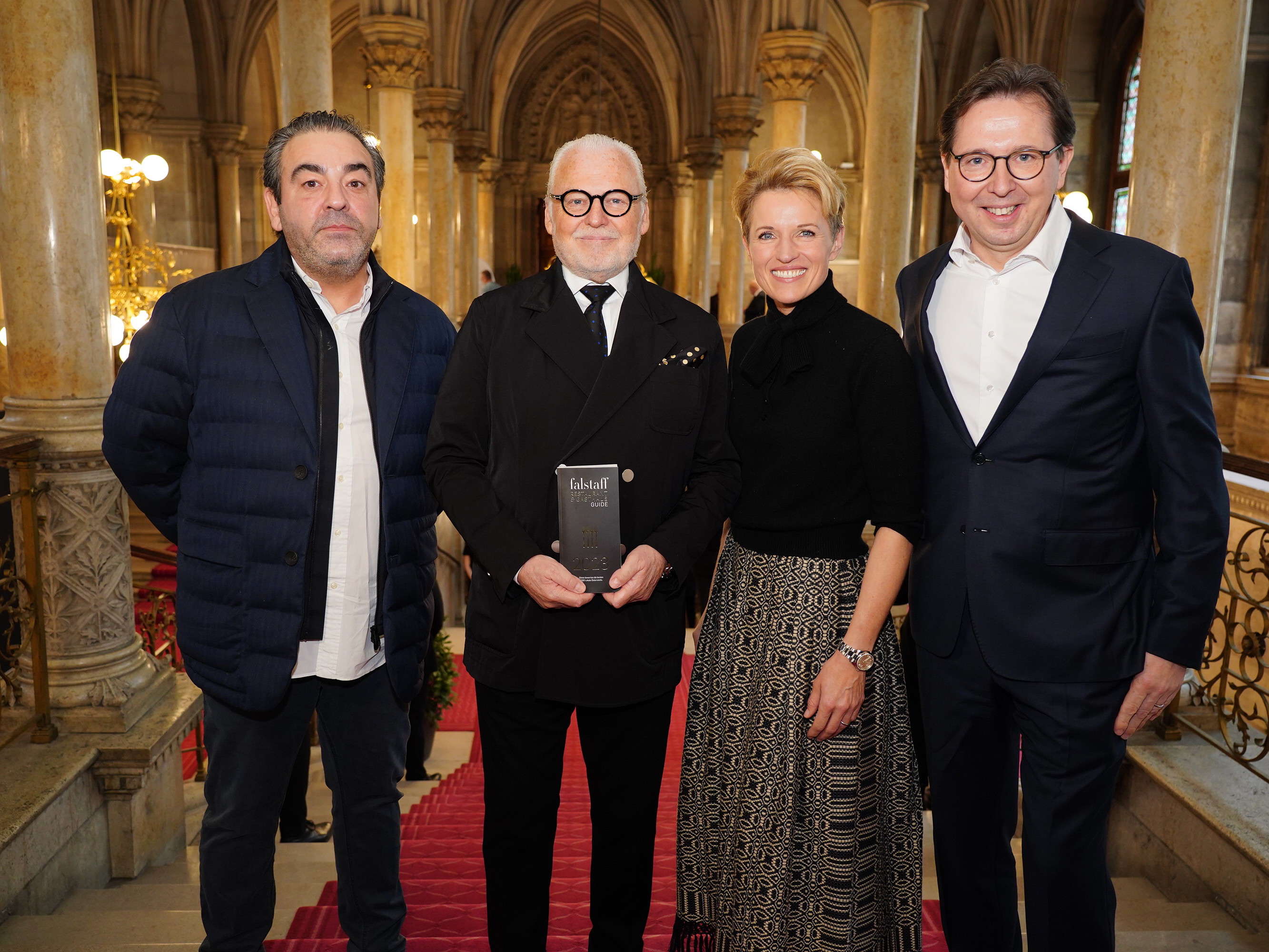 Die Wien-Sieger:innen Juan Amador (links) und Birgit und Heinz Reitbauer (rechts) mit Falstaff-Herausgeber Wolfgang Rosam.