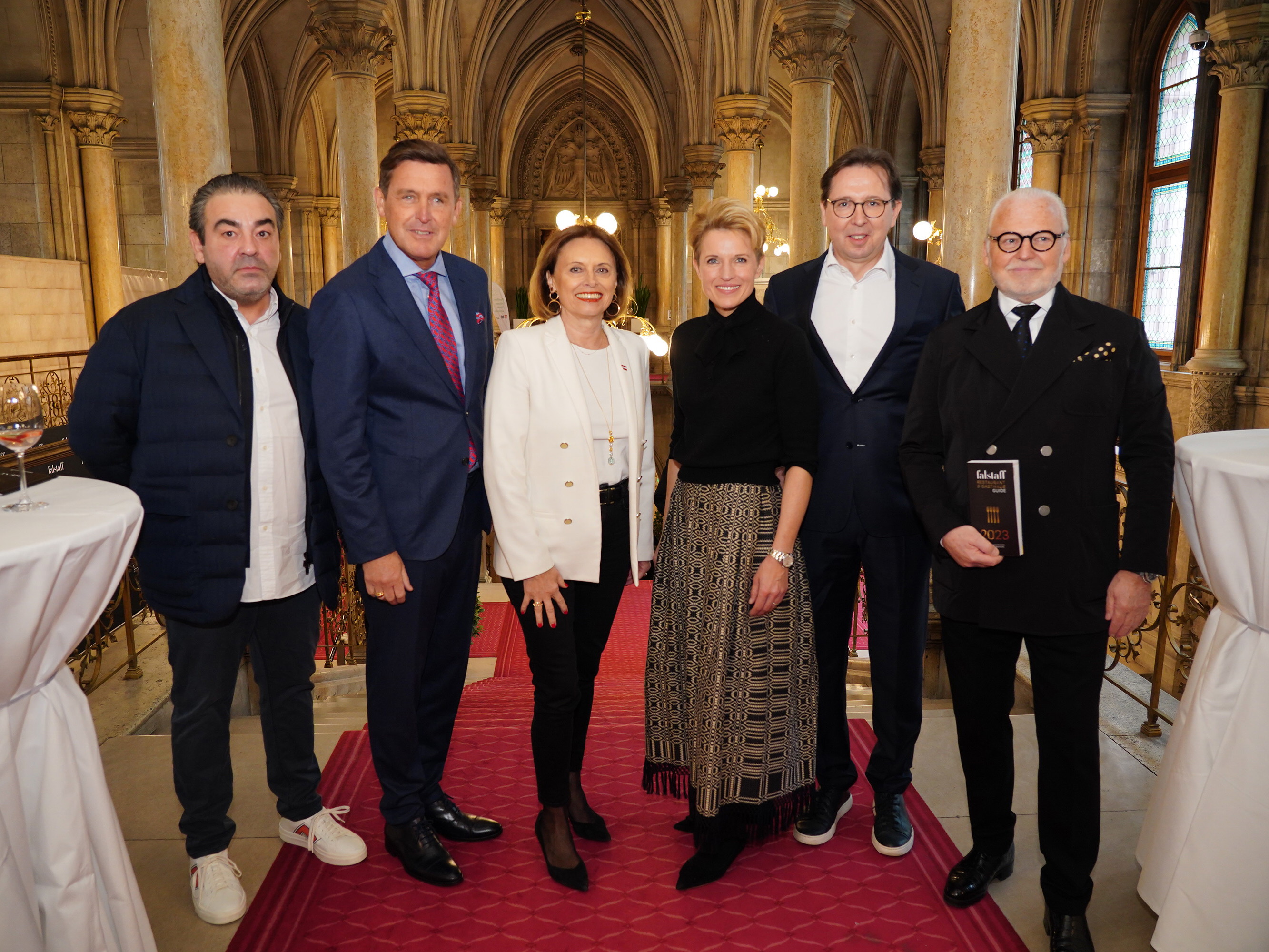 Juan Amador, Peter Hanke, Susanne Kraus-Winkler und Birgit und Heinz Reitbauer mit Wolfgang Rosam (v.l.) bei der Restaurantguide Präsentation im Wiener Rathaus.