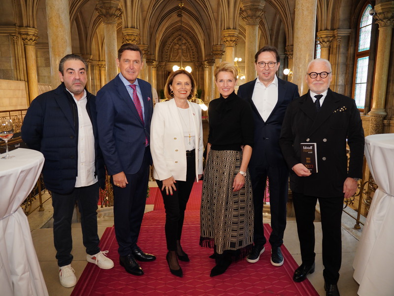 Juan Amador, Peter Hanke, Susanne Kraus-Winkler und Birgit und Heinz Reitbauer mit Wolfgang Rosam (v.l.) bei der Restaurantguide Präsentation im Wiener Rathaus.
