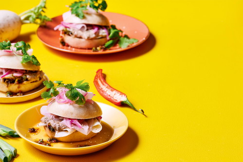 Bao Burger mit Sellerie und Auberginencreme von Michaela Frank.