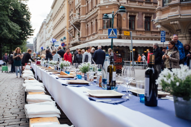 Helsinki Esplanade: Dinner under the sky. 