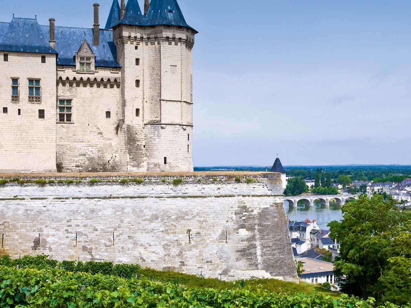 Saumur mit dem markanten Schloss ist eines der Crémantzentren an der Loir.