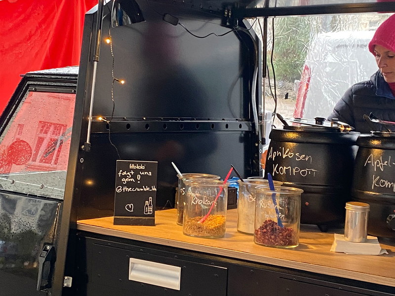 Am Crumble Bar Foodtruck können sich die Gäste ihren Crumble individuell zusammenstellen.