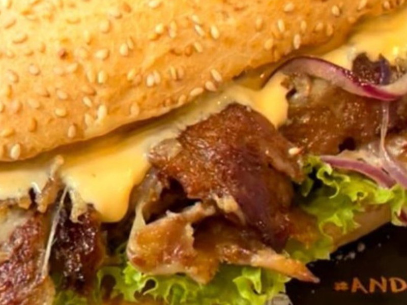 Im »Dönaladn« wird beispielsweise das Philly Cheese Steak als Döner interpretiert.