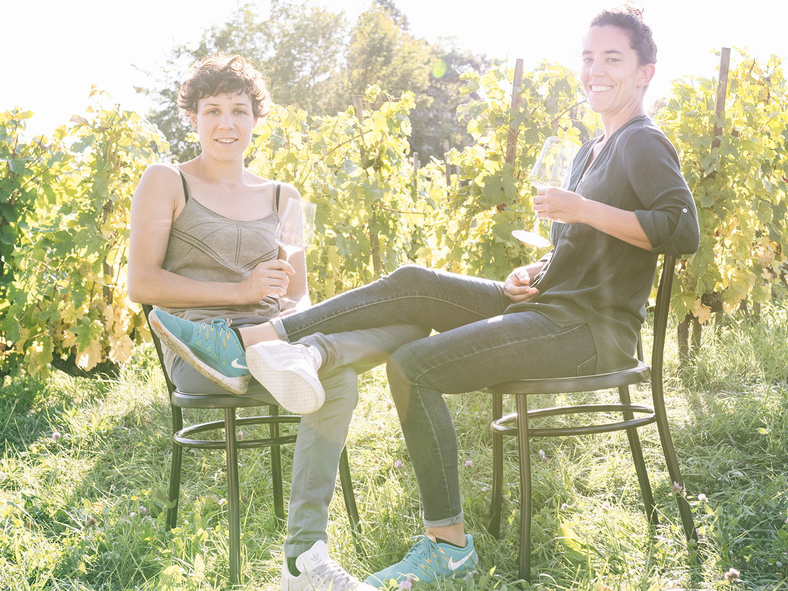 Die Winzerin Catherine Cruchon gemeinsam mit ihrer Cousine Yaëlle Cruchon.
