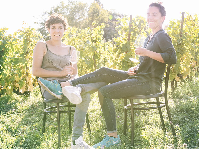 Die Winzerin Catherine Cruchon gemeinsam mit ihrer Cousine Yaëlle Cruchon.