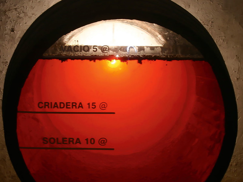 Luft im Fass führt unweigerlich zur Oxidation seines Inhalts. Aromatisch vielschichtig wird es jedoch, wenn ein Hefeflor auf der Oberfläche des Weins wächst.
