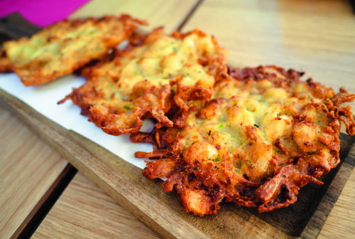 Kleine Garnelenkrapfen, «tortillitas de camarones», eignen sich perfekt als Snack.