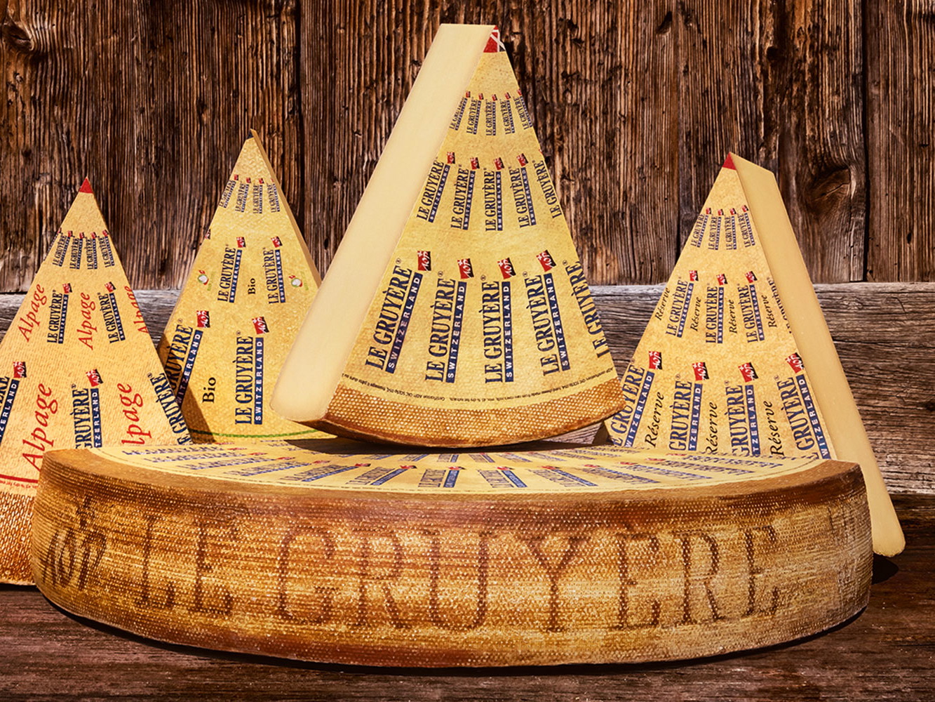 Gerne wird der Gruyère als Meisterwerk Schweizer Käserkunst bezeichnet. Liebhaber schätzen den Hartkäse aus der ehemaligen Grafschaft Greyerz für sein ausgeprägt würziges Aroma.