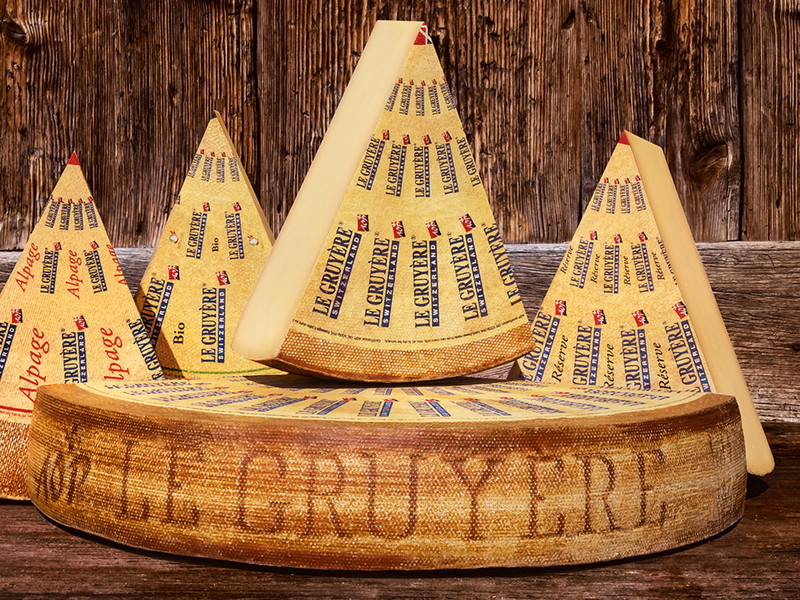 Gerne wird der Gruyère als Meisterwerk Schweizer Käserkunst bezeichnet. Liebhaber schätzen den Hartkäse aus der ehemaligen Grafschaft Greyerz für sein ausgeprägt würziges Aroma.