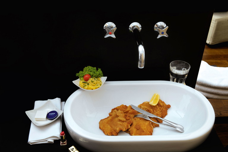 Das Wiener Schnitzel – in seiner klassischen Form vom Kalb, doch mit Abstand am beliebtesten vom Schwein. Nicht zuletzt deshalb werden alleine im deutschsprachigen Raum jährlich 35 Millionen Schweine gegessen.