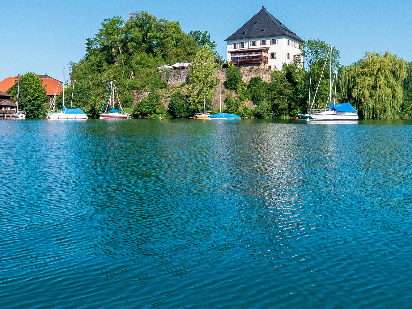 Der Mattseer Schlossberg samt Restaurant mit Terrasse ist ein sehr beliebter Ort für Ausflügler und Hochzeitspaare.