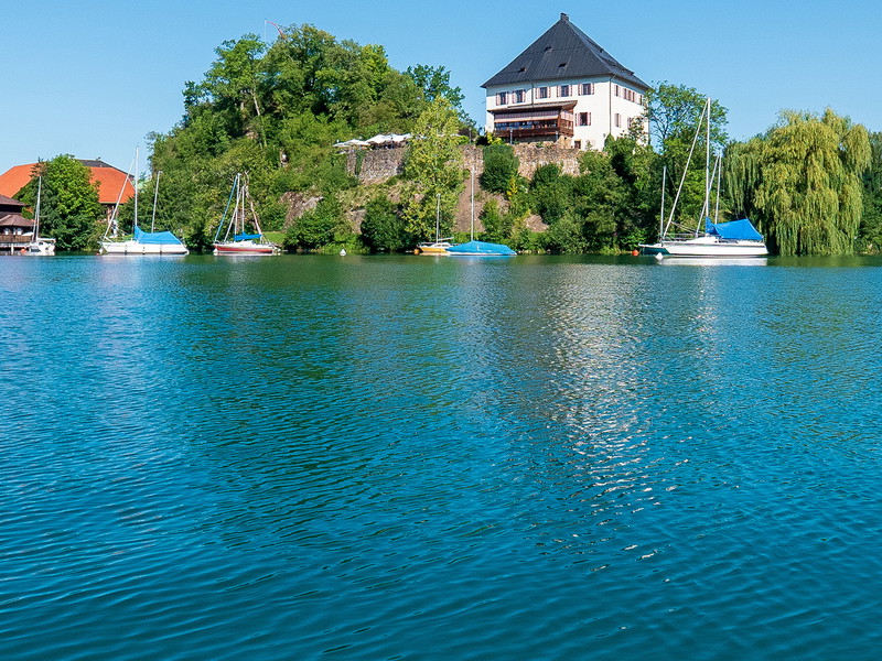 Der Mattseer Schlossberg samt Restaurant mit Terrasse ist ein sehr beliebter Ort für Ausflügler und Hochzeitspaare.