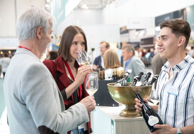 Im Zentrum eines Messetags steht häufig die Verkostung – doch ebenso wichtig ist der Austausch am Rand der Tastings.