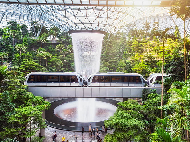 Der Gewinner-Flughafen erscheint im Inneren als eine grüne Oase mit eigenem Wasserfall.