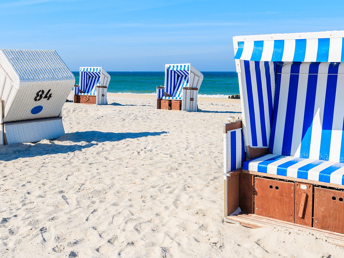 Im Sommer befinden sich täglich rund 150.000 Menschen auf Sylt, dabei hat die Insel nur 18.000 dauerhafte Einwohner.