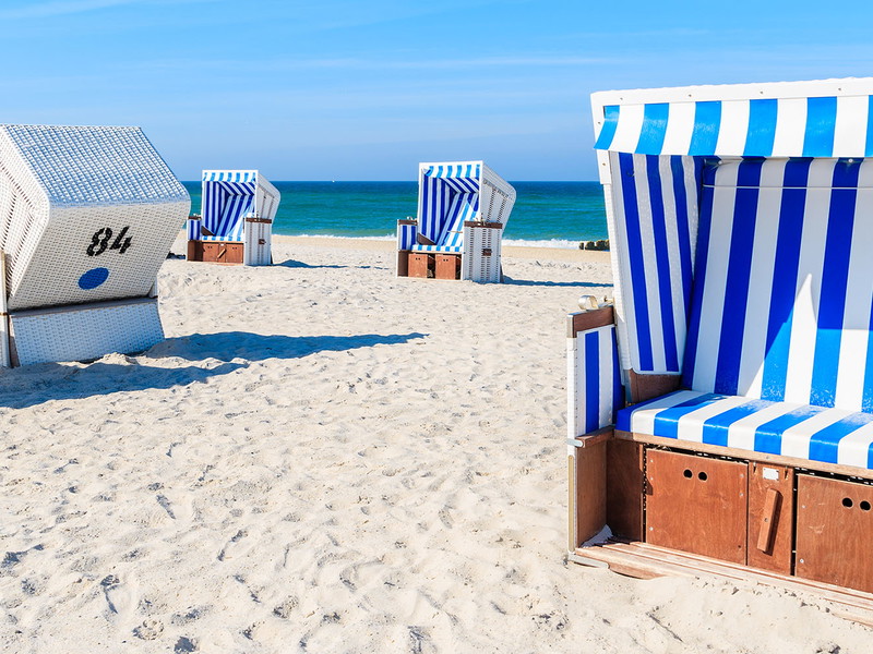 Im Sommer befinden sich täglich rund 150.000 Menschen auf Sylt, dabei hat die Insel nur 18.000 dauerhafte Einwohner.