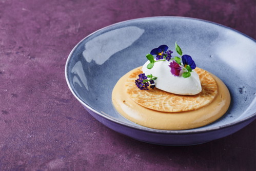 Gebrannte Creme mit Bretzeli und Buttermilchglace von Michèle Meier.