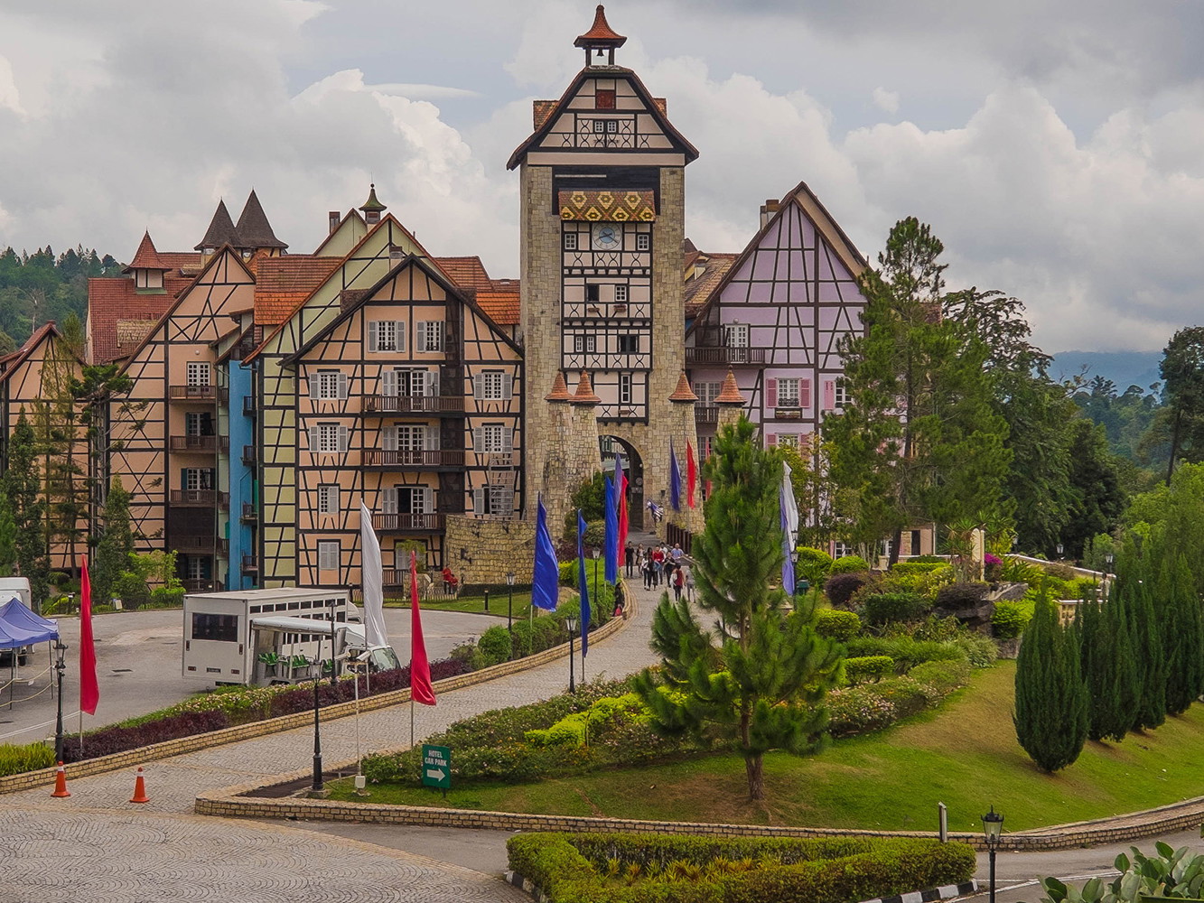 Die elsässische »Kleinstadt« bietet einen Themenpark samt Restaurants, Cafés und einem Resort mit 235 Hotelzimmern.