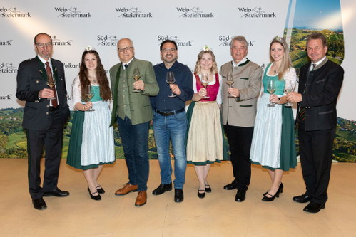 Von links: Michael Gradischnig, Leiter Abteilung Werbung/Steiermärkische Sparkasse, Weinhoheit Marlene Prugmaier, Landesrat Ök.-Rat. Johann Seitinger, Stefan Potzinger, Obmann Wein Steiermark, Weinkönigin Sophie Friedrich, Ing. Werner Luttenberger, GF Wein Steiermark, Weinhoheit Katrin Strohmaier, Ök.-Rat. Franz Titschenbacher Präsident der LK-Steiermark.