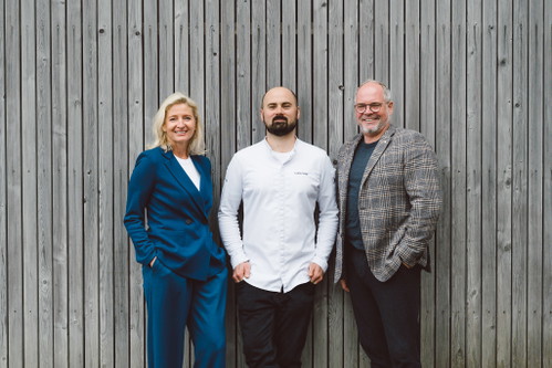 Monika und Wolfgang Gröller mit Executive Küchenchef Lukas Nagl, Traunseehotels