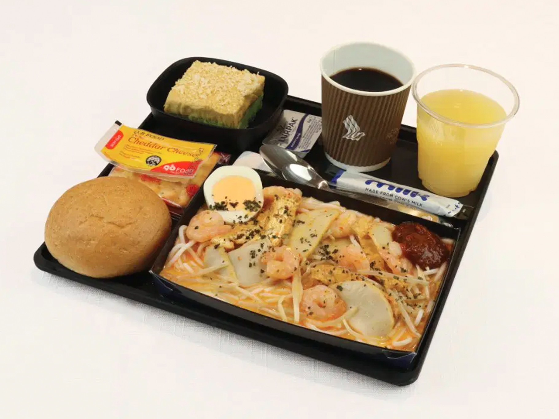 Paper-based serviceware by Singapore Airlines