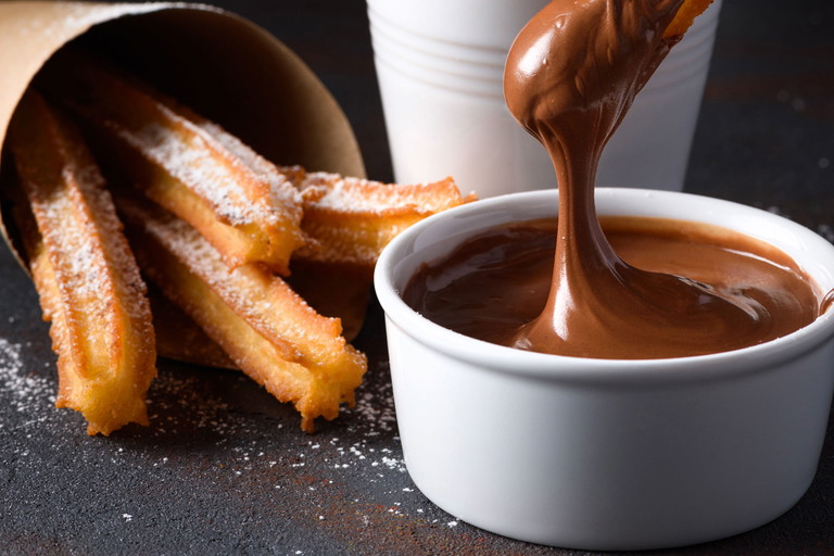 »Churros con chocolate«, feine Teigschlangen in Olivenöl frittiert, sind der Frühstücksklassiker – aber auch als knuspriger nachmittäglicher Blutzucker-Kick keinesfalls zu verachten.