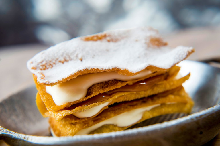 Milhojas (»Tausend Blätter«) setzen sich aus hauchdünnem Blätterteig und einer Füllung aus Butter- oder Puddingcreme zusammen. Auch in der gehobenen Küche haben sie ihren Platz gefunden.