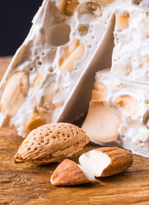 Mandelnougat ist Stück für Stück ein Leckerbissen. Es inspiriert in seiner weichen Form aus geriebenen Mandeln die Spitzen-Pâtissiers der andalusischen Sternerestaurants. 